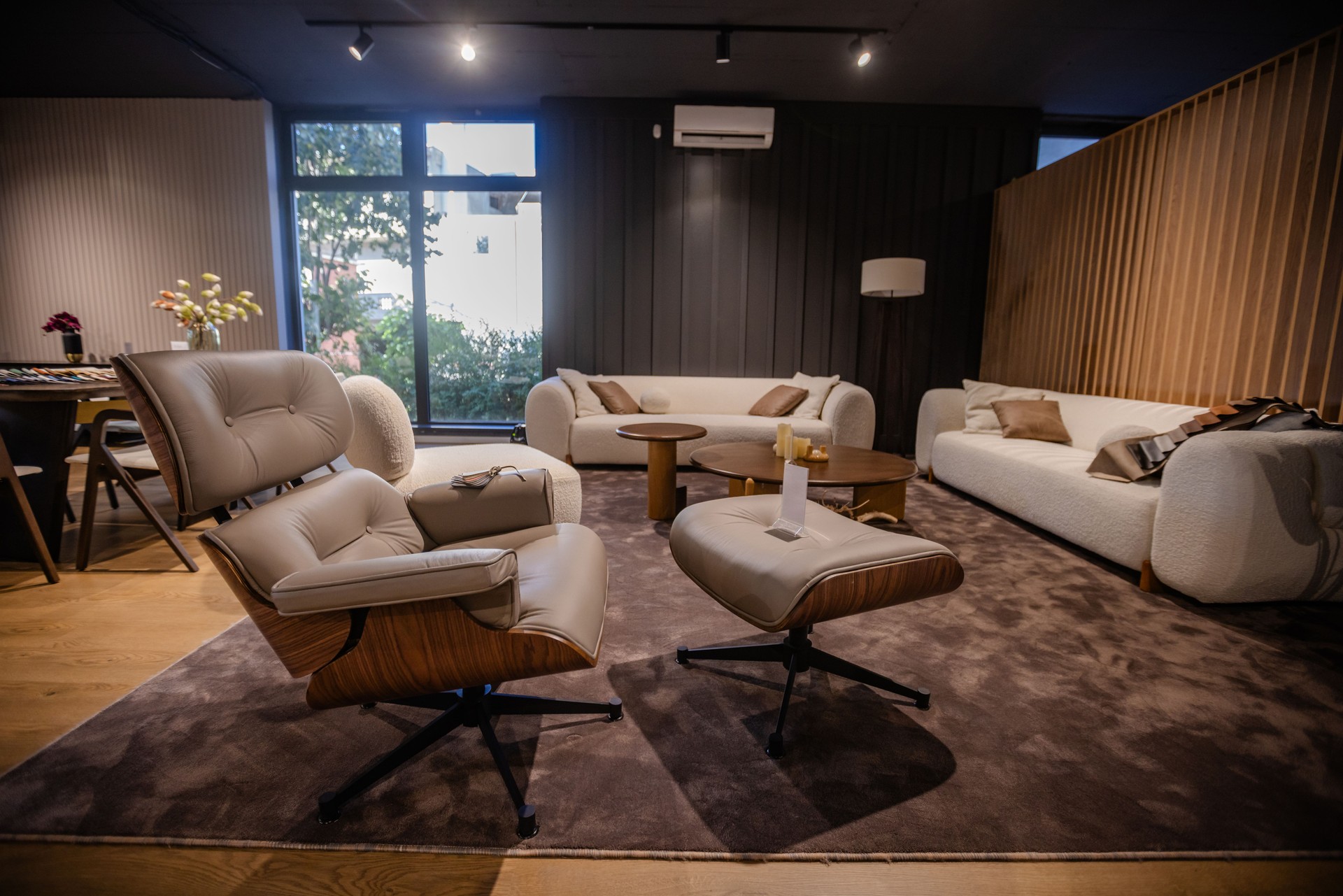 Área de estar aconchegante com poltronas e sofás modernos.